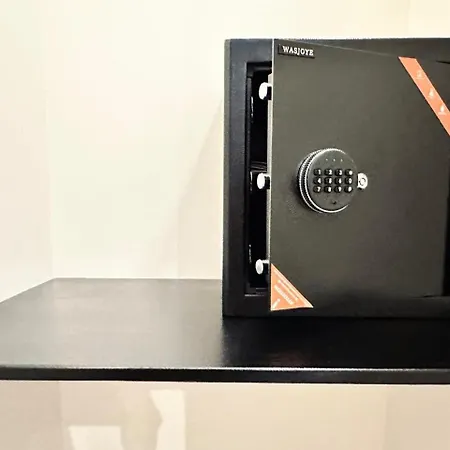 Luxury Open Space With Garden & Free Parking 아파트 *